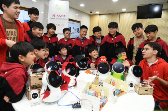 지난 9일 오후 대전 카이스트에서 열린 'LG-카이스트 영어과학 캠프'에서 학생들이 LG전자 클로이 로봇을 활용해 모형 집 속에 있는 가전제품을 제어해보고 있다. <LG 제공>